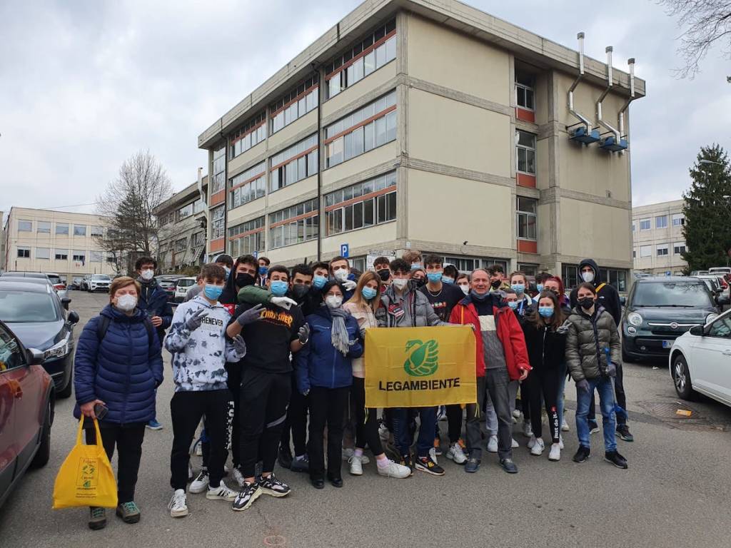Tradate - Gli studenti del Geymonat con Legambiente