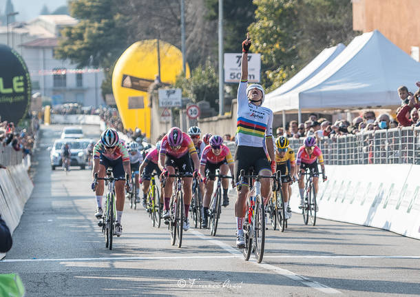 Trofeo Binda 2022: le immagini dell'arrivo e della premiazione di Elisa Balsamo 