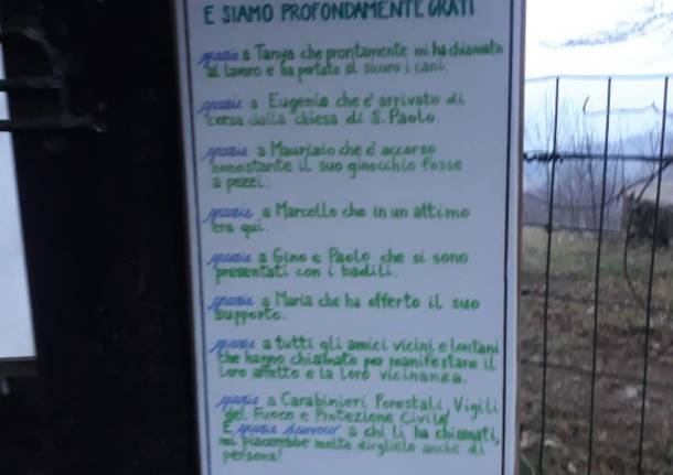 Un cartello per dire grazie sul cancello di casa - Marchirolo