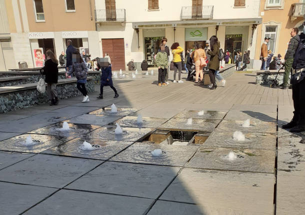 "Voragine" in piazza San Magno a Legnano, rotta una piastra della fontana