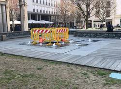 "Voragine" in piazza San Magno a Legnano, rotta una piastra della fontana