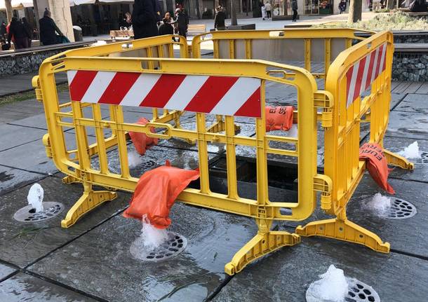 "Voragine" in piazza San Magno a Legnano, rotta una piastra della fontana