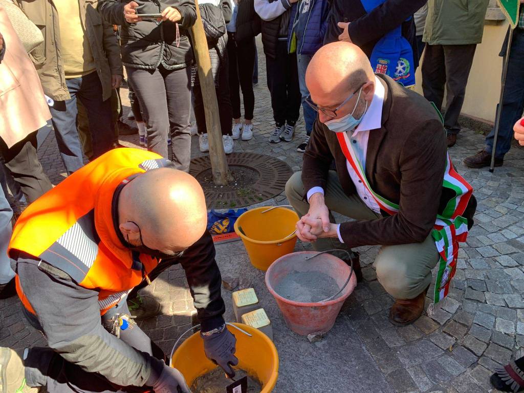 A Induno Olona posate le pietre d'inciampo dedicate a Emilio Como e Giuseppe Sulmincio
