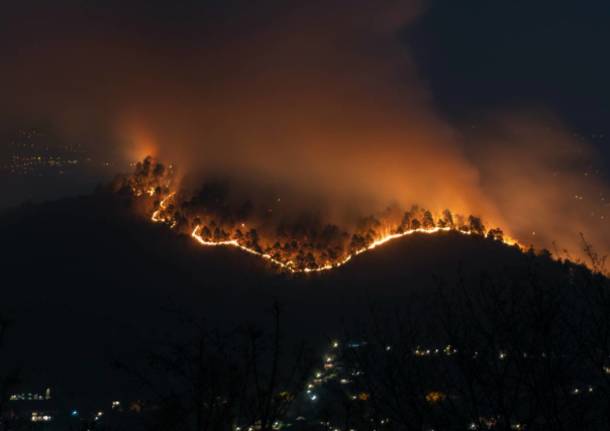 Angera - L'incendio di San Quirico (foto di Davide Saporiti)