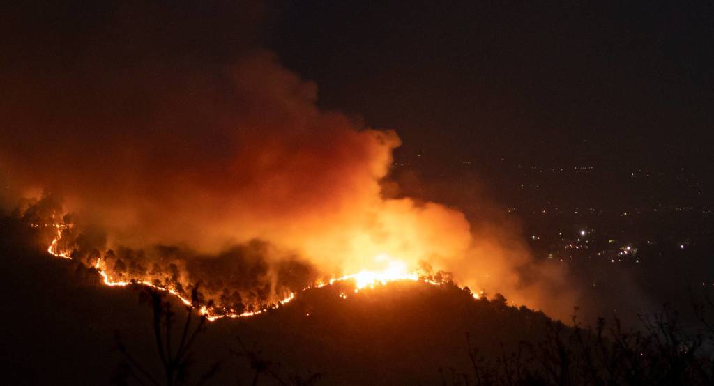 Angera - L'incendio di San Quirico (foto di Davide Saporiti)