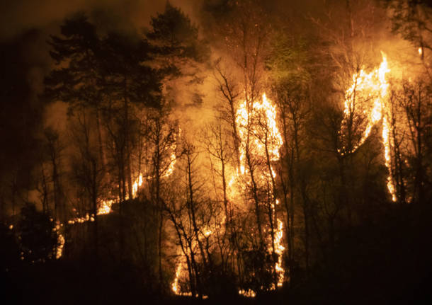 Angera - L'incendio di San Quirico (foto di Davide Saporiti)