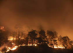 Angera - L'incendio di San Quirico (foto di Davide Saporiti)