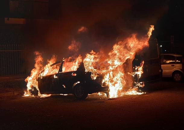 Auto e furgone a fuoco a Cuggiono