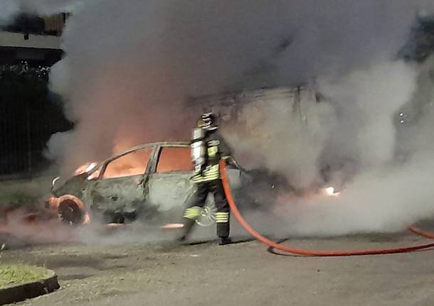 Auto e furgone a fuoco a Cuggiono