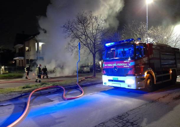 Furgone e auto a fuoco nella notte a Cuggiono