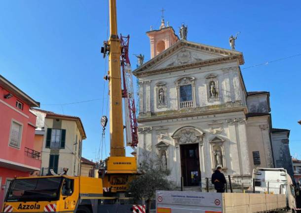 Le campane restaurate tornano sul campanile di Caronno Varesino