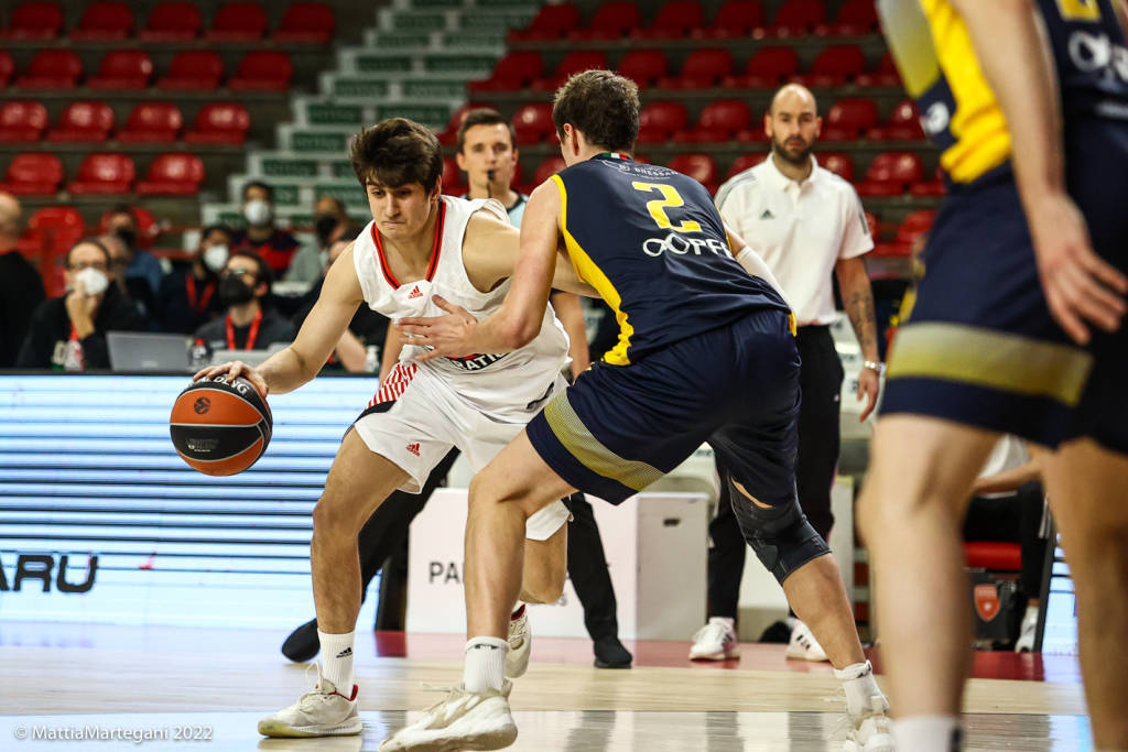 I giovani talenti del basket a canestro al palasport di Varese