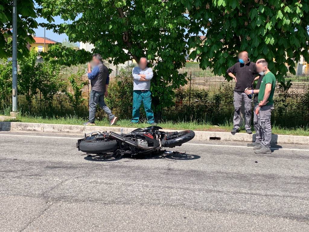 Incidente tra un\'auto e una moto a Cavaria con Premezzo