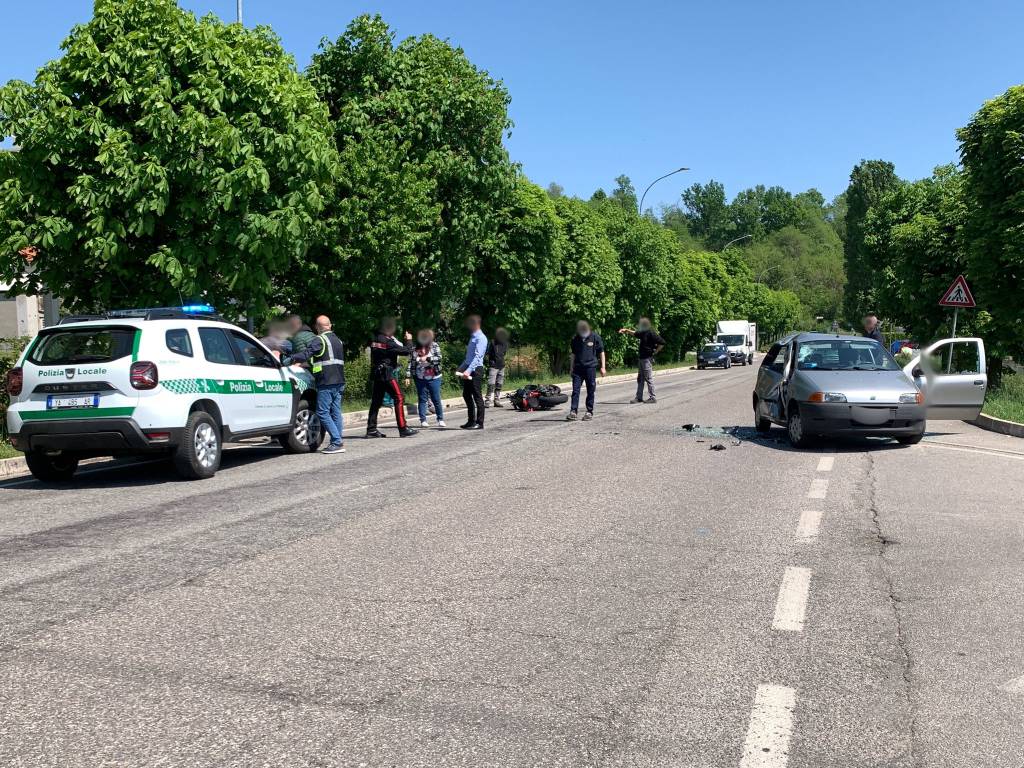 Incidente tra un\'auto e una moto a Cavaria con Premezzo