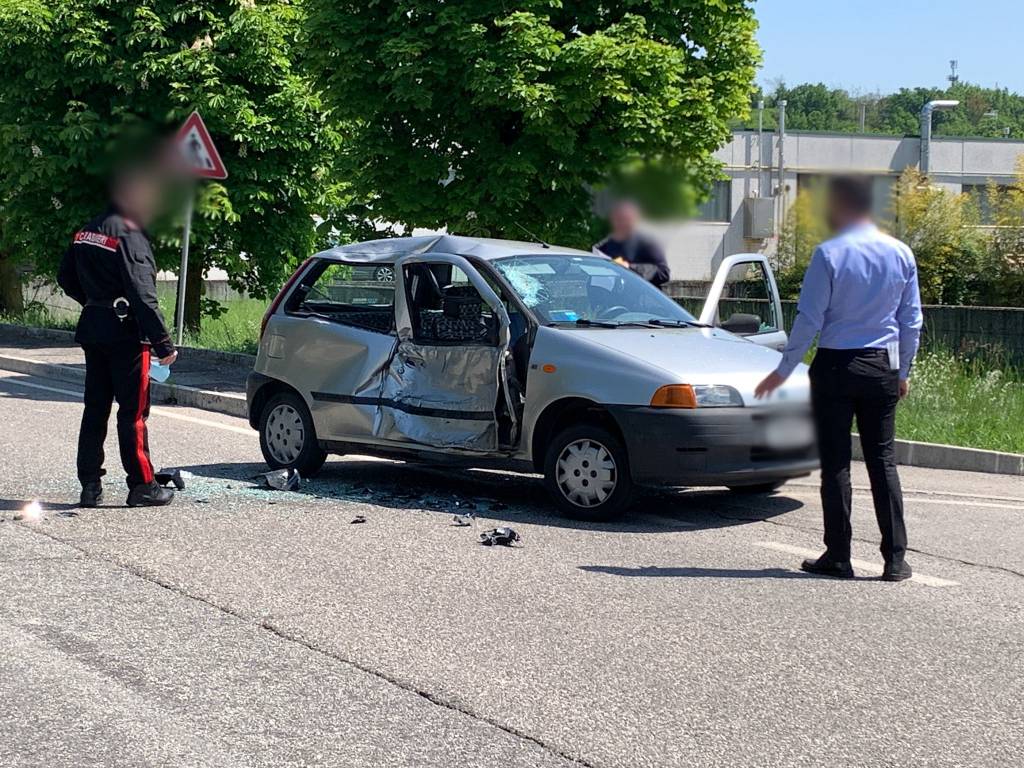 Incidente tra un\'auto e una moto a Cavaria con Premezzo