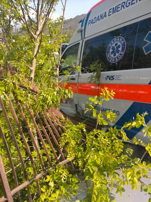 Scontro auto - ambulanza a Brissago Valtravaglia