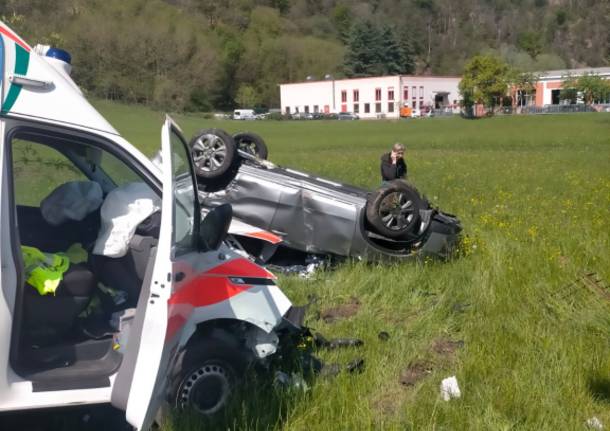 Scontro auto - ambulanza a Brissago Valtravaglia