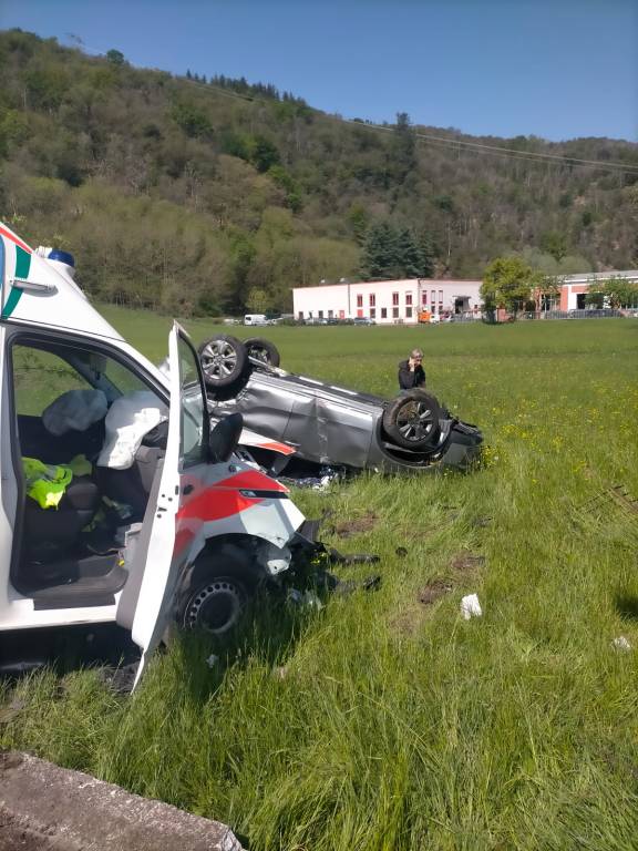 Scontro auto - ambulanza a Brissago Valtravaglia