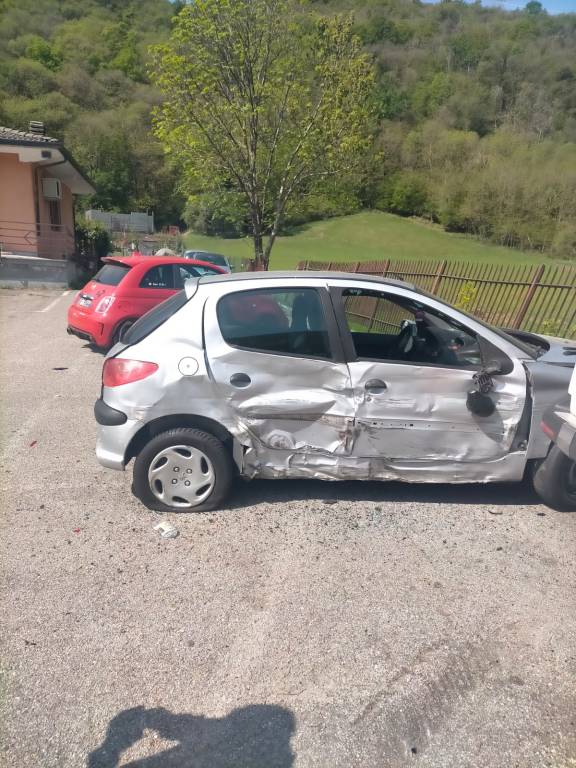 Scontro auto - ambulanza a Brissago Valtravaglia