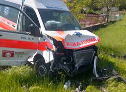 Scontro auto - ambulanza a Brissago Valtravaglia