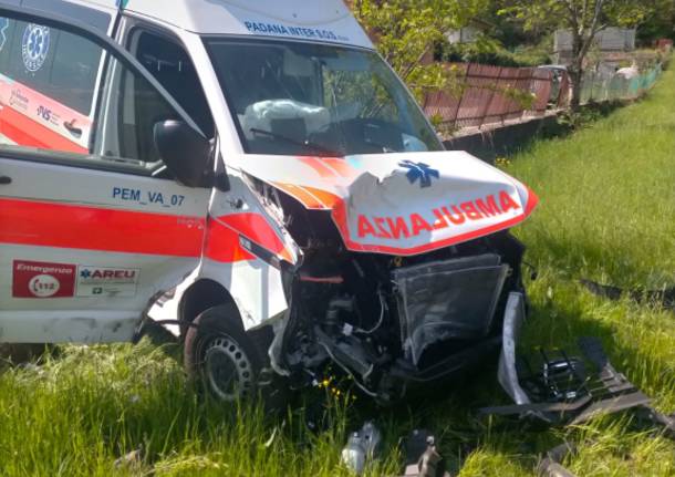 Scontro auto – ambulanza a Brissago Valtravaglia