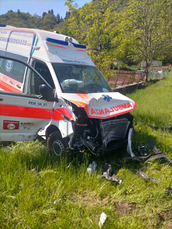 Scontro auto - ambulanza a Brissago Valtravaglia