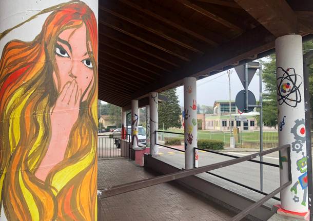 A scuola di educazione civica e il portico vandalizzato diventa un’esposizione di murales