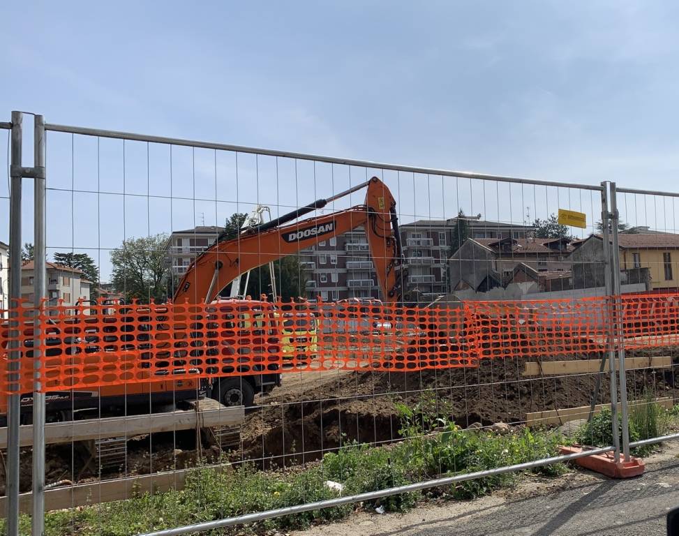 Cominciano i lavori in via Carcano