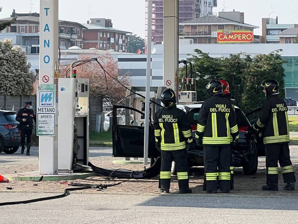 Esplode serbatoio Gpl di un'auto al distributore di castellanza