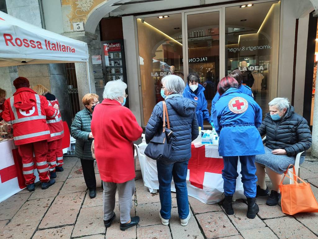 Fiori ed erbe aromatiche nel nbanchetto della cri