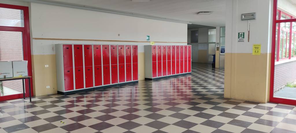 I nuovi armadietti alle scuole medie di Varano Borghi