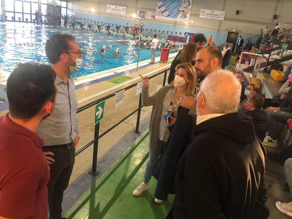 Il presidente del Coni Lombardia, Marco Riva in piscina Legnano