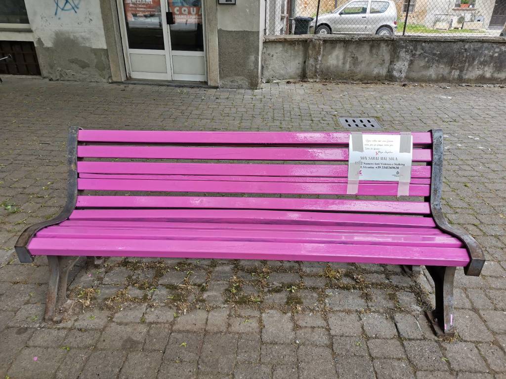 Inaugurazione a Cairate delle panchine contro la violenza sulle donne