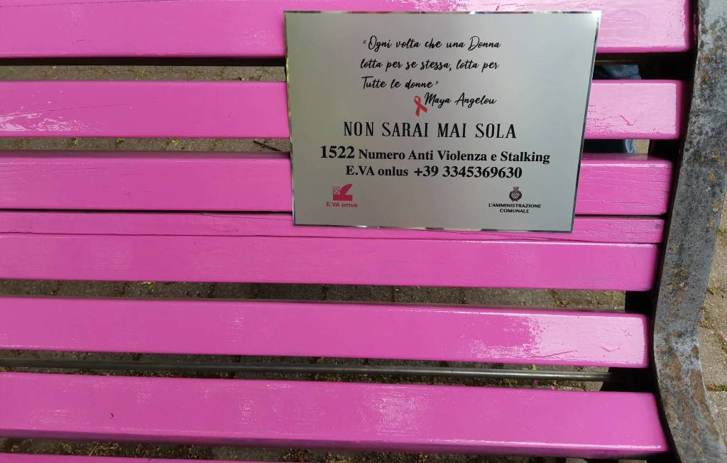 Inaugurazione a Cairate delle panchine contro la violenza sulle donne