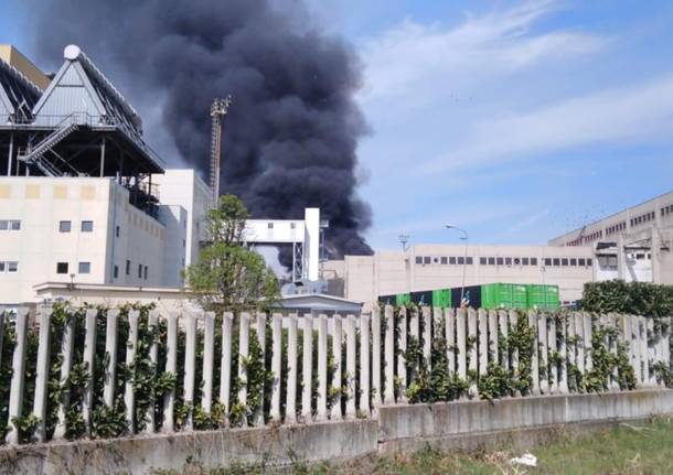 Incendio rifiuti vicinanze ex Accam