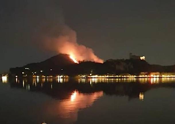 In fiamme la collina di San Quirico tra Angera e Ranco