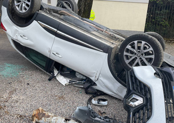 Incidente a Inveruno, auto finisce contro un palo della luce e si ribalta