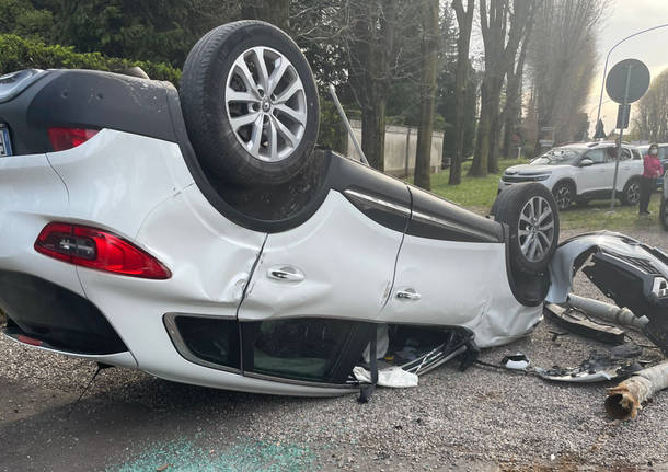 Incidente a Inveruno, auto finisce contro un palo della luce e si ribalta