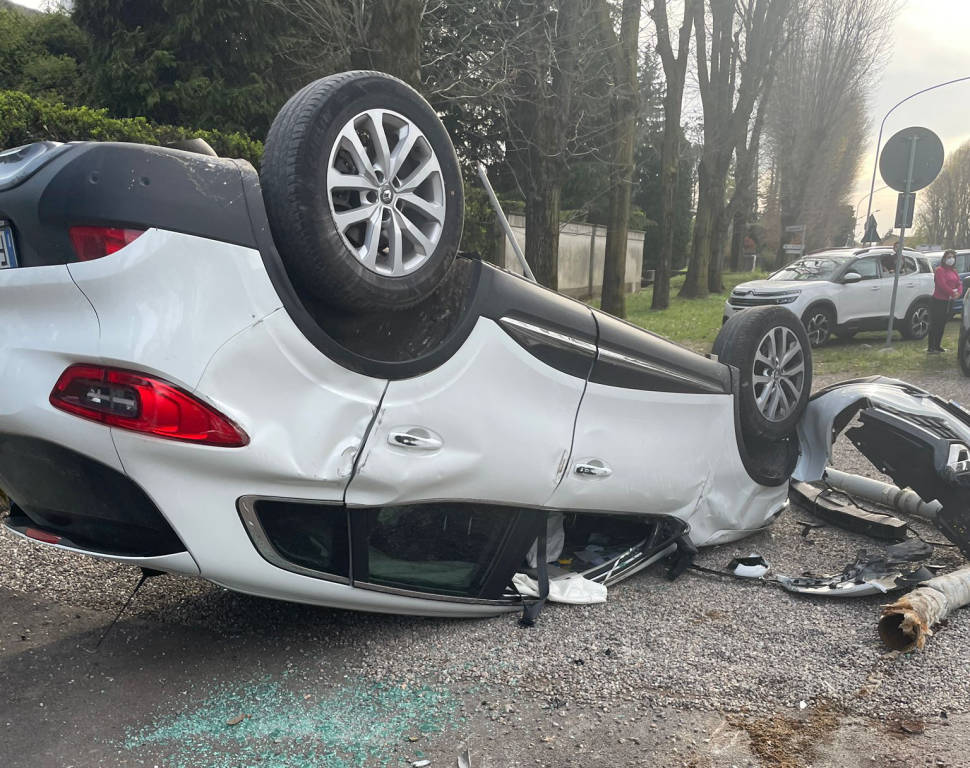 Incidente a Inveruno, auto finisce contro un palo della luce e si ribalta