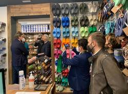 L'assessore Guidesi in visita ai negozi storici di Varese