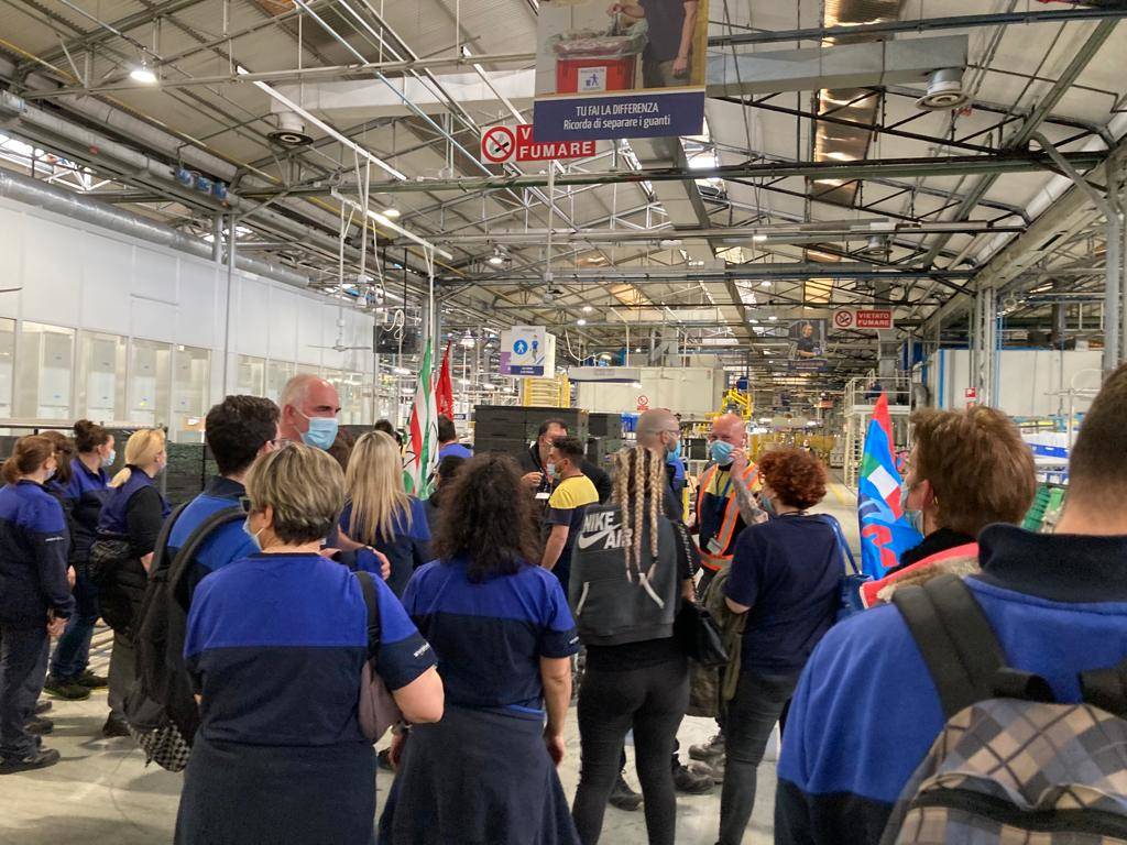 La protesta dei lavoratori alla Whirlpool di Cassinetta