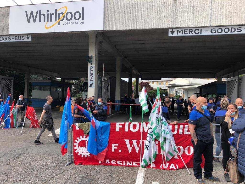 La protesta dei lavoratori alla Whirlpool di Cassinetta
