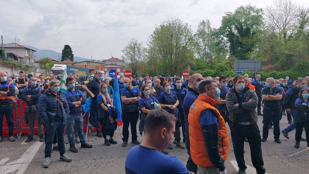 La protesta dei lavoratori alla Whirlpool di Cassinetta