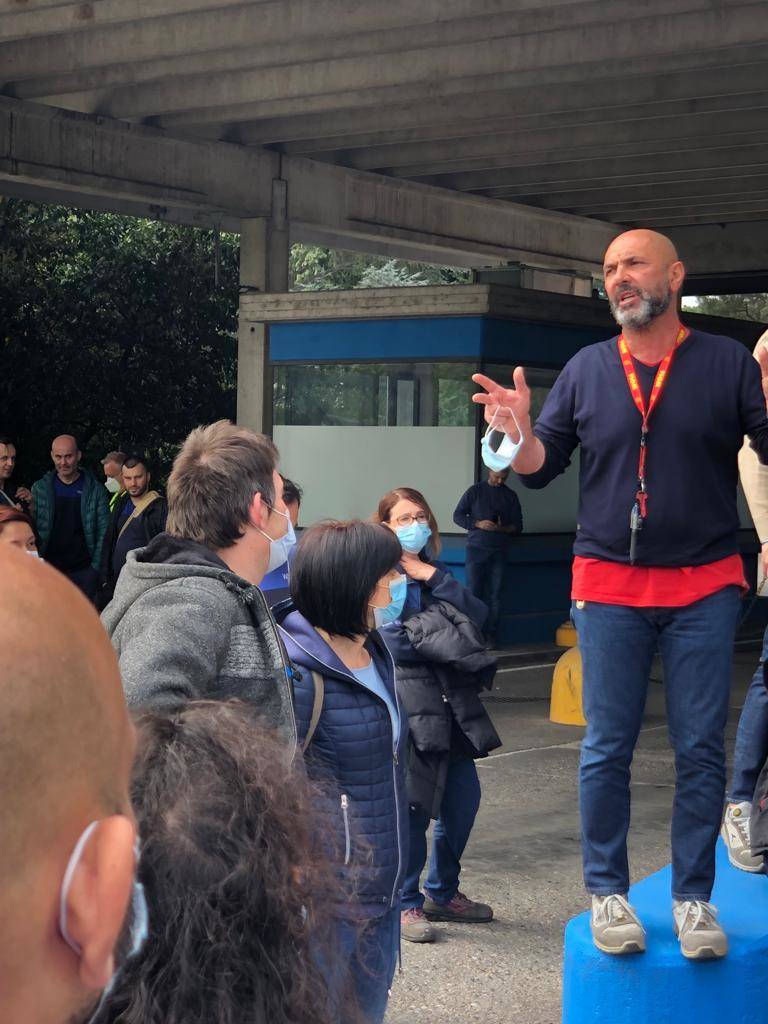 La protesta dei lavoratori alla Whirlpool di Cassinetta