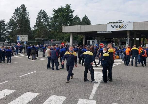 La protesta dei lavoratori alla Whirlpool di Cassinetta