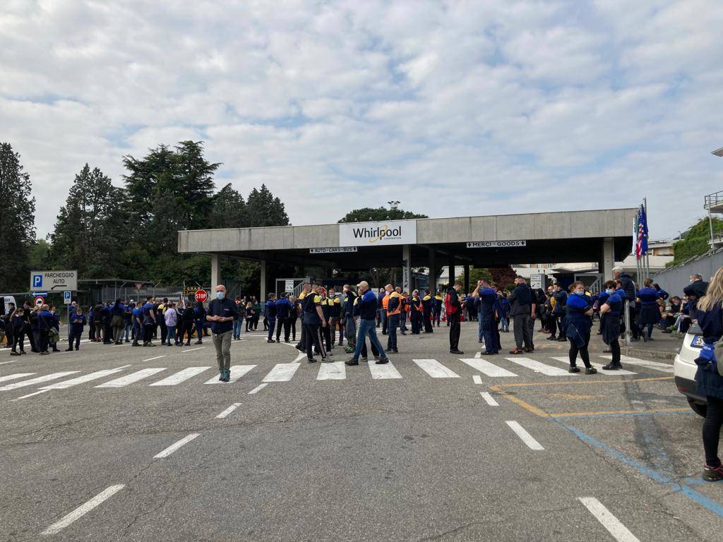 La protesta dei lavoratori alla Whirlpool di Cassinetta