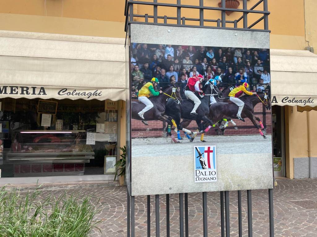 Le immagini del Palio di Legnano in una galleria espositiva all'aperto