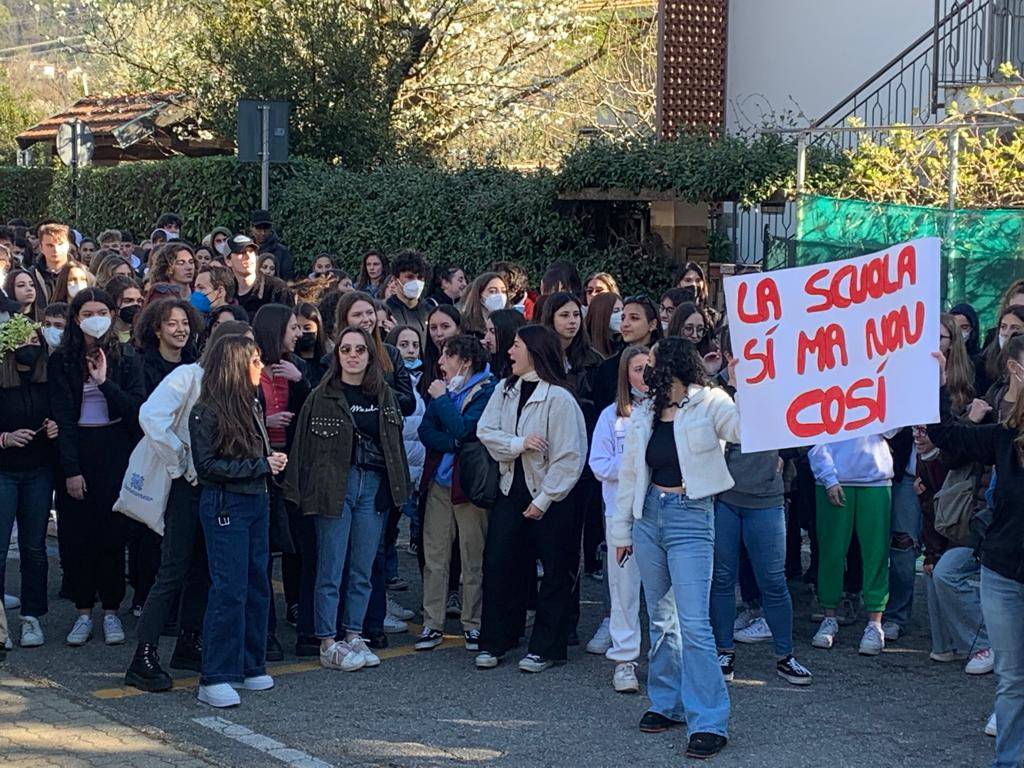 Manifestazione degli studenti dello Stein di Gavirate