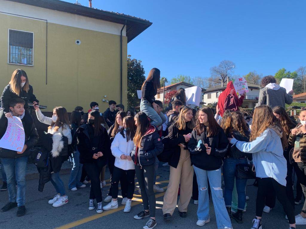 Manifestazione degli studenti dello Stein di Gavirate