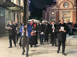 Mons. Luca Raimondi ha guidato la via Crucis per le vie di Legnano